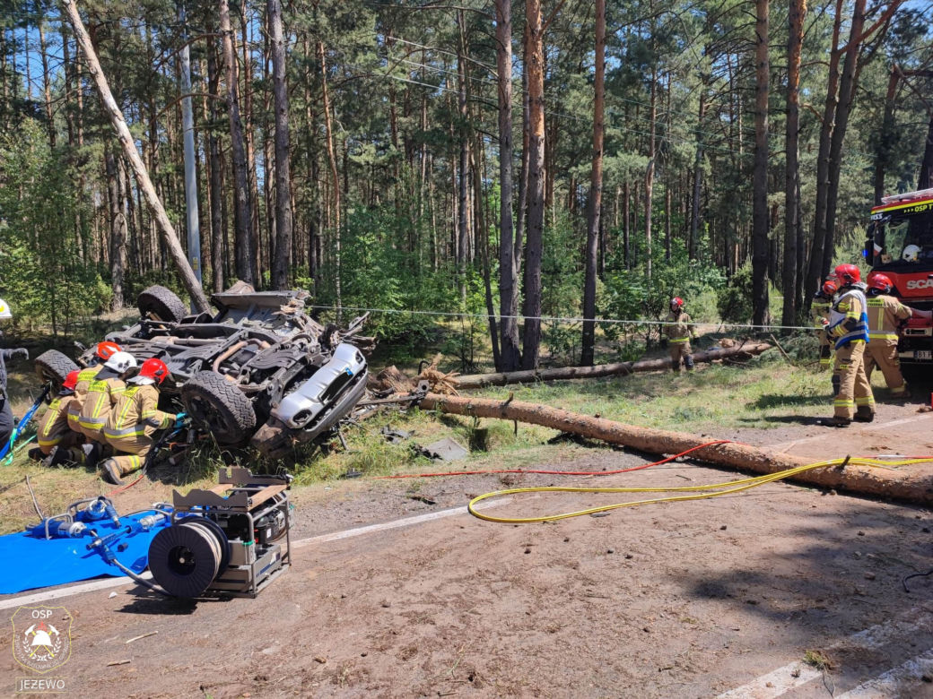 Podlaskie. Tragiczny wypadek na dk 64. Dachowała osobówka. Nie żyje jedna osoba