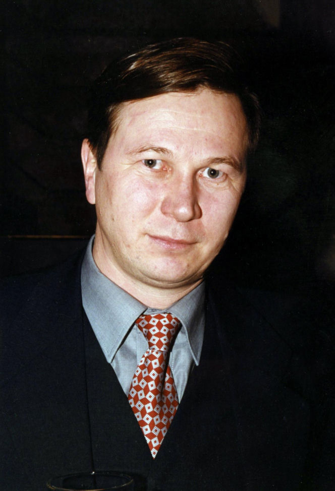 Piotr Cyrwus kiedyś i dziś. Tak przez lata zmieniał się aktor znany z roli Ryśka w "Klanie"