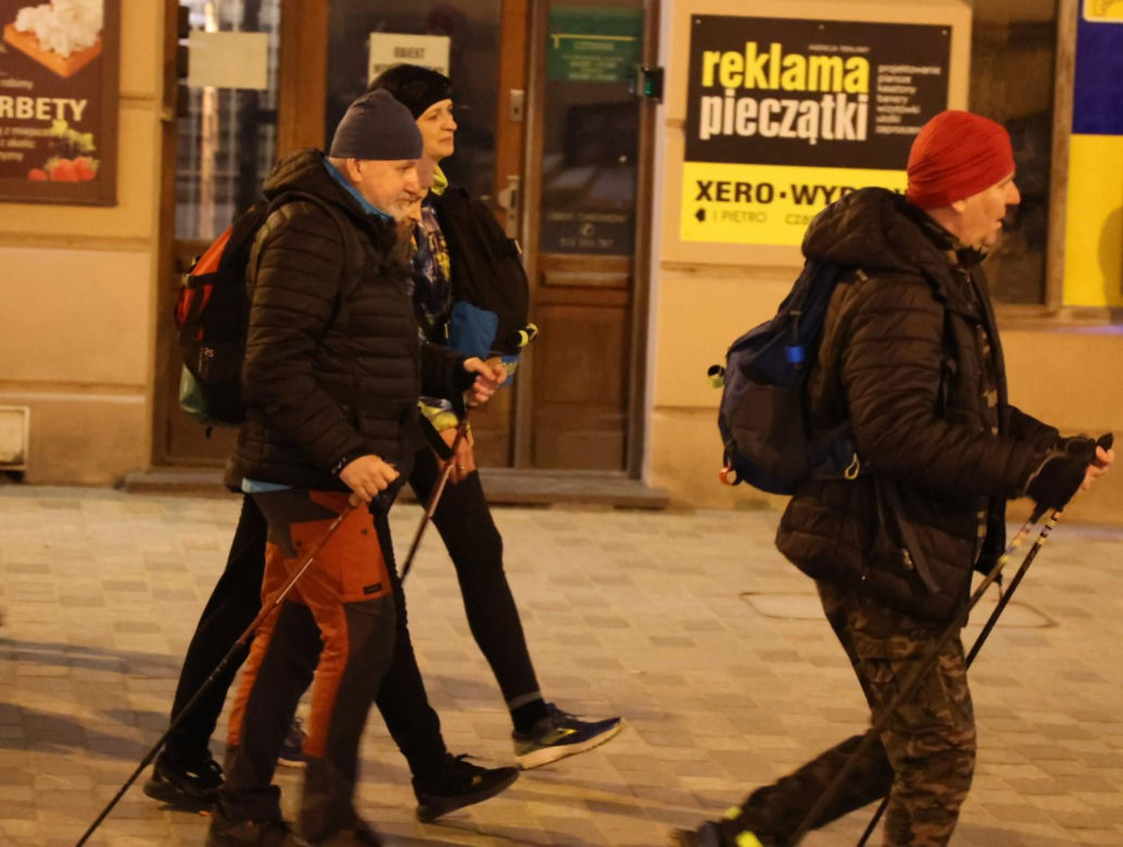 Kilka tysięcy osób w piątkowy wieczór wyruszyło z Lublina w 10. Ekstremalną Drogę Krzyżową
