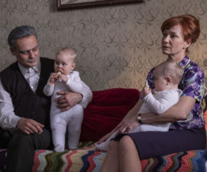 Stulecie Winnych 3 odc. 37. Mania (Magdalena Walach), Stanisław (Jan Wieczorkowski), bliźniaczki - Julia i Urszula