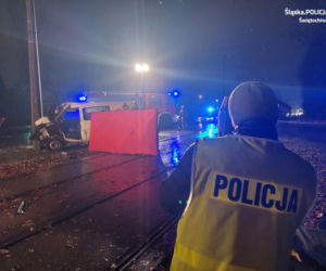 Bus nie miał szans z tramwajem. Zginął kierowca Volkswagena