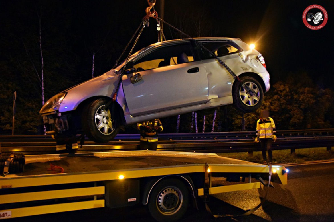 Honda zawisła na barierkach