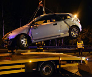 Honda zawisła na barierkach