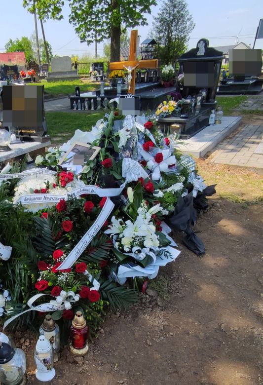 Jakub spoczął w grobie z ojcem, tuż obok brata. Wśród kwiatów jest wieniec od ukochanej, która ledwo przeżyła wypadek