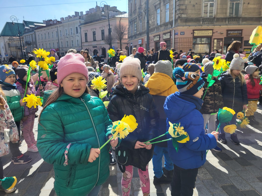 Plac przed ratuszem zakwitł. Przedszkolaki witały wiosnę [GALERIA]