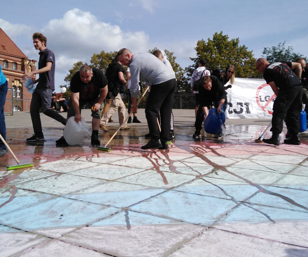 Przeciwnicy Marszu Równości zmyli napisy i tęczową flagę na pl. Solidarności! [ZDJĘCIA]