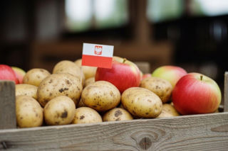 Nowy obowiązek w sklepach. Flaga na owocach i warzywach to szansa dla rolników, czy dodatkowe koszty?