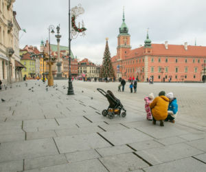 Krakowskie Przedmieście się rozjeżdża! Dziury w chodniku coraz większe