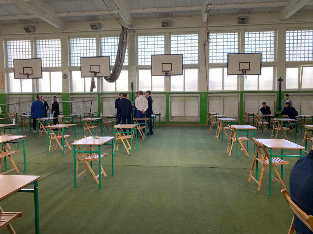 Matura 2023. Maturzyści podczas matury w LO VII w Zielonej Górze