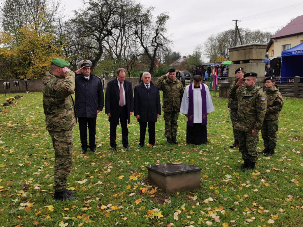 W tej małopolskiej wsi spoczywa ponad stu Chorwatów. Żołnierze upamiętniają ich co roku
