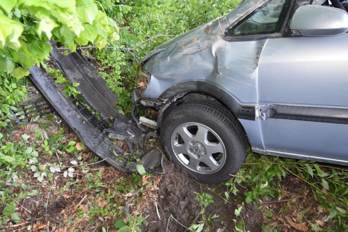 Opel dachował na krętej drodze w Ryglicach. W środku zakleszczony, pijany mężczyzna