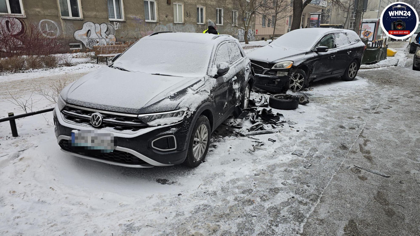 Znany aktor świadkiem kraksy w al. Niepodległości. BMW roztrzaskało zaparkowane auta