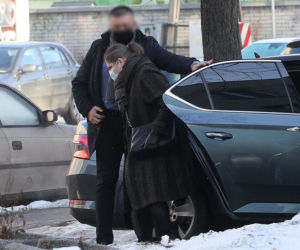 Krystyna Pawłowicz z ochroniarzem w niedzielny poranek