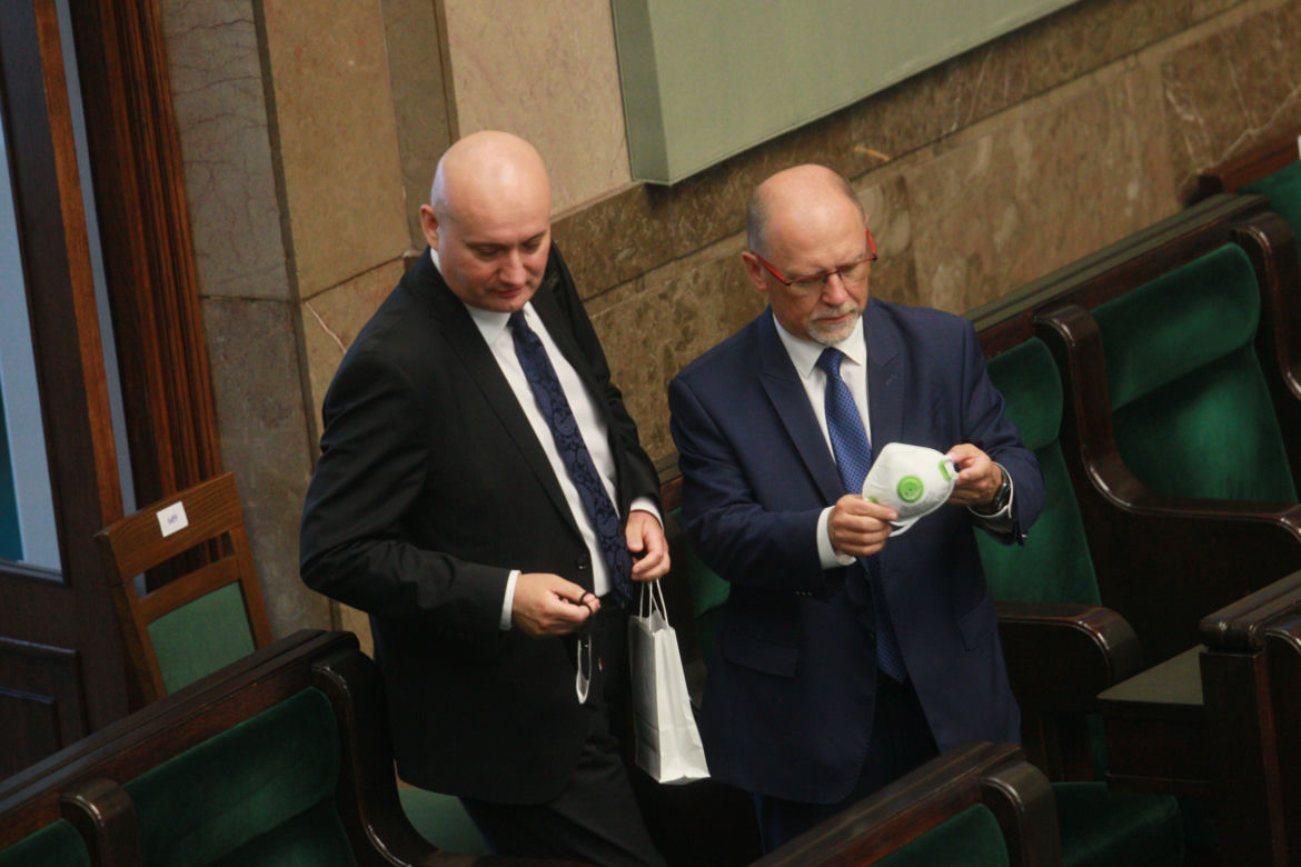 Posłowie mają problemy z maseczkami