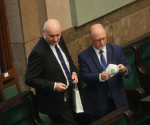 Posłowie mają problemy z maseczkami