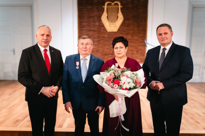 Złoty Gody par małżeńskich w Siedlcach - wręczenie pamiątkowych medali