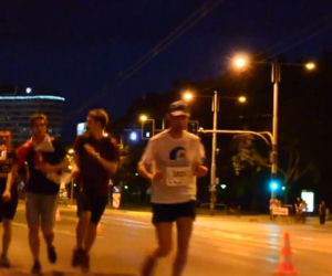 WROCŁAW: I Nocny Półmaraton odwołano, biegacze pobiegli nielegalnie