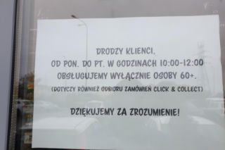 Policjanci chcieli ukarać mieszkańca Tychów za robienie zakupów w godzinach dla seniorów. Sąd sprawę umorzył