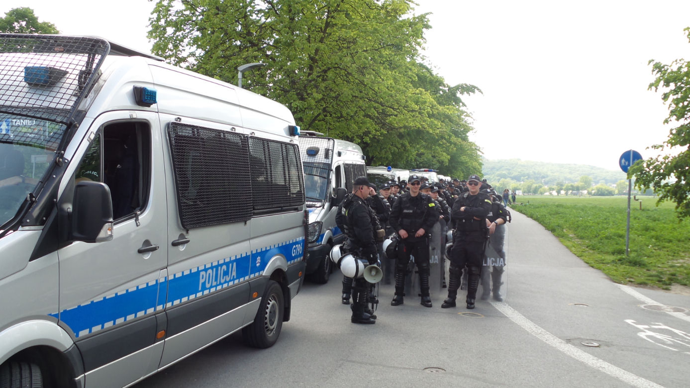 Gigantyczne siły policji zabezpieczały Marsz Równości i kontrmanifestacje w Krakowie