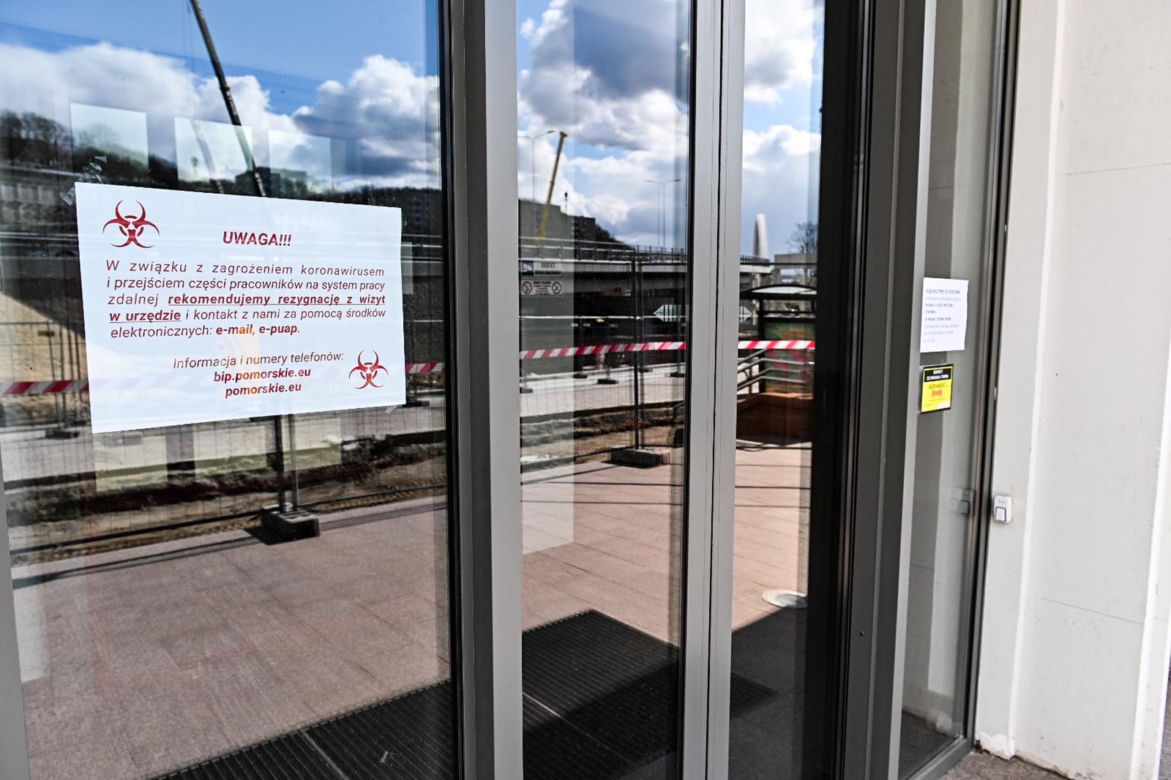 Marszałek Struk w szpitalu, urząd zamknięty [ZDJĘCIA]
