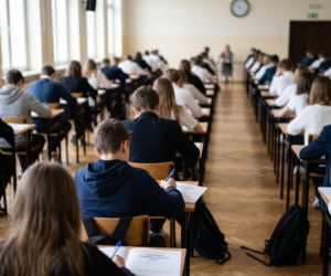 Przydatne zwroty na egzamin ósmoklasisty z angielskiego. Jakie słówka przydadzą Ci się na E8 najbardziej?