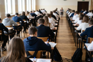 Przydatne zwroty na egzamin ósmoklasisty z angielskiego. Jakie słówka przydadzą Ci się na E8 najbardziej?