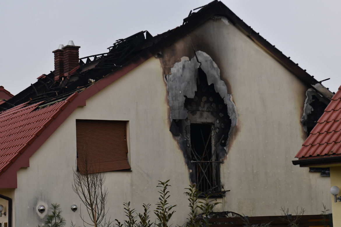 Miejsce po nocnym pożarze na poddaszu domu dwurodzinnego na szczecińskim osiedlu Krzekowo-Bezrzecze