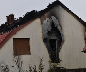 Miejsce po nocnym pożarze na poddaszu domu dwurodzinnego na szczecińskim osiedlu Krzekowo-Bezrzecze
