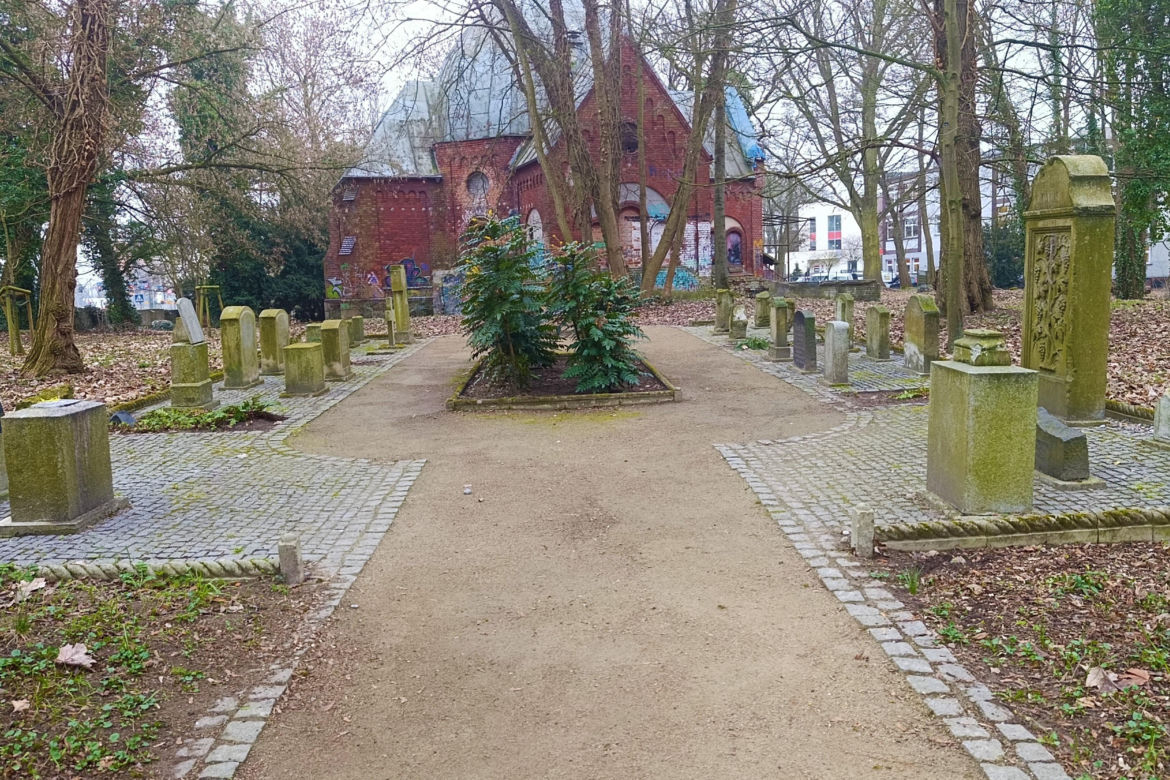 Wandalizm w lapidarium