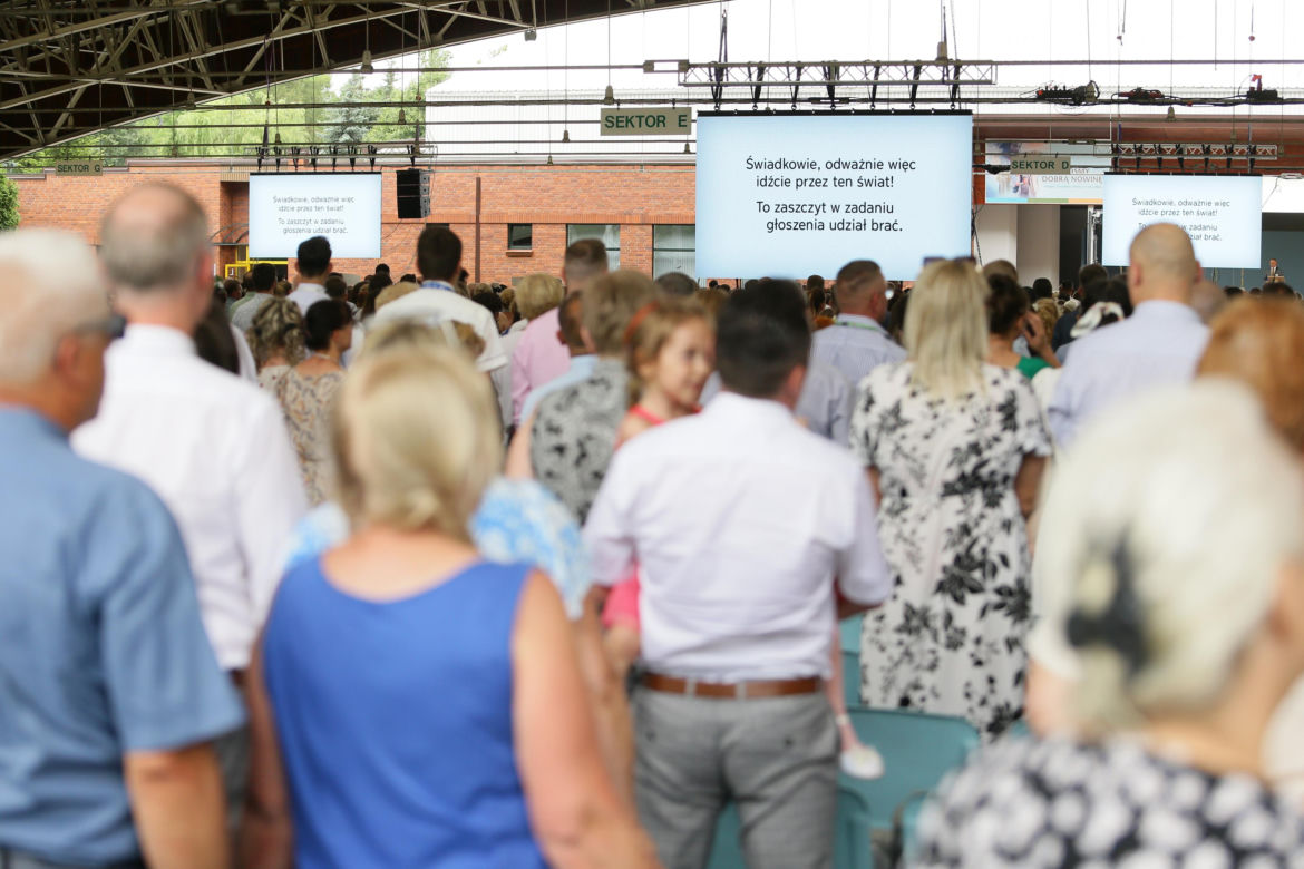 Kongres Świadków Jehowy 2024. W niedzielnych wydarzeniach wzięły udział tłumy