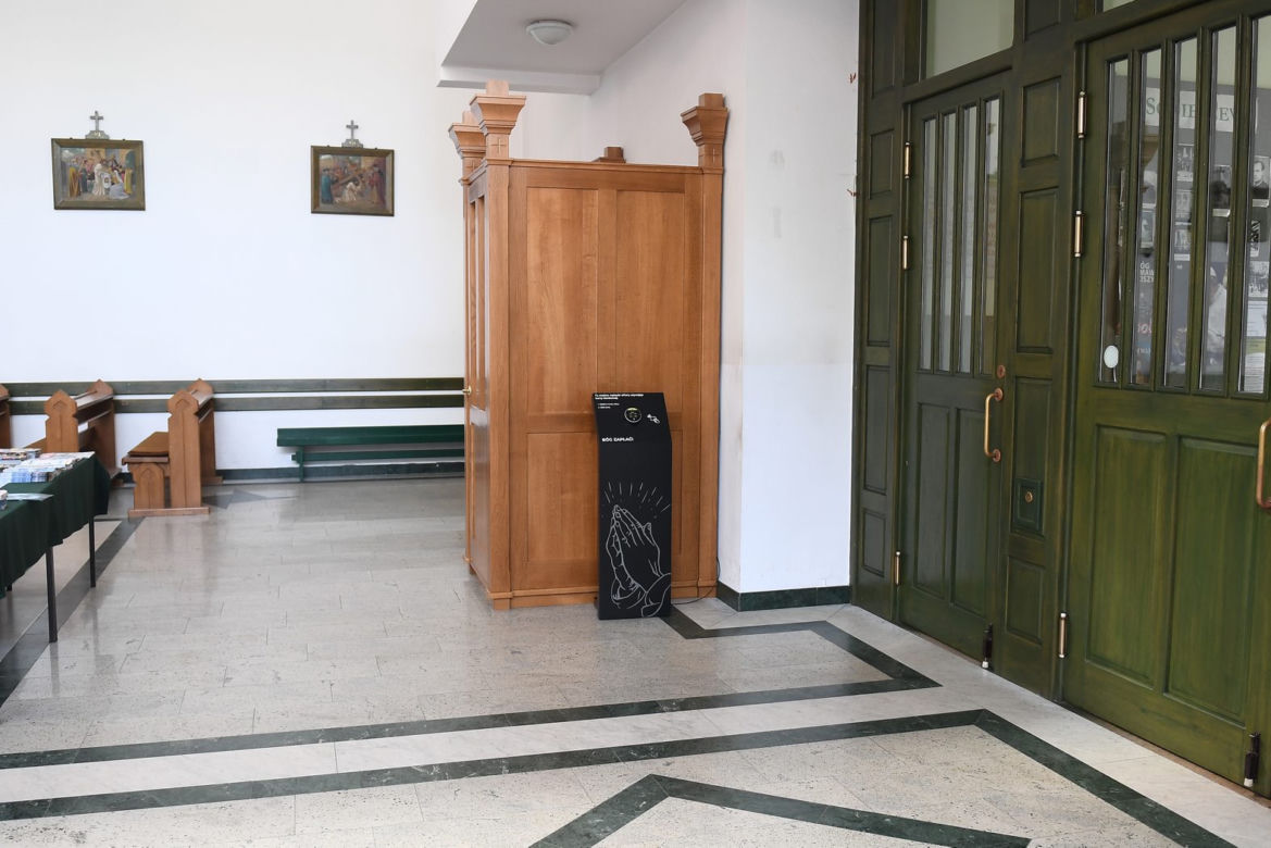 W kościele w Sobieszewie stanął pierwszy w Polsce datkomat
