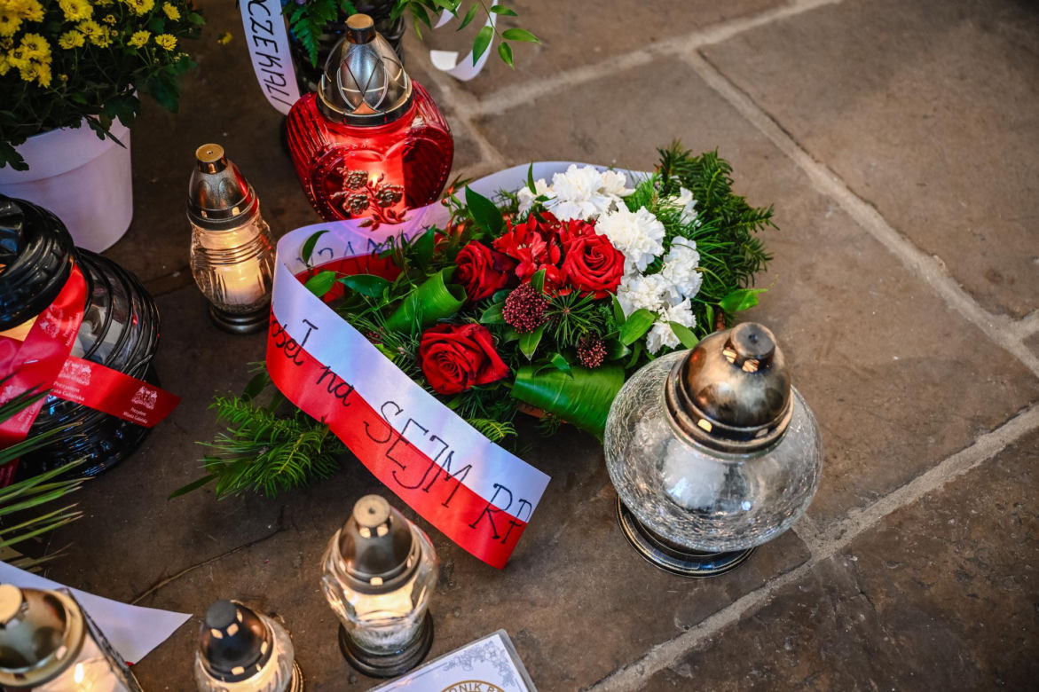 Przejmujący widok przy grobie Pawła Adamowicza. Zdjęcia z bazyliki Mariackiej