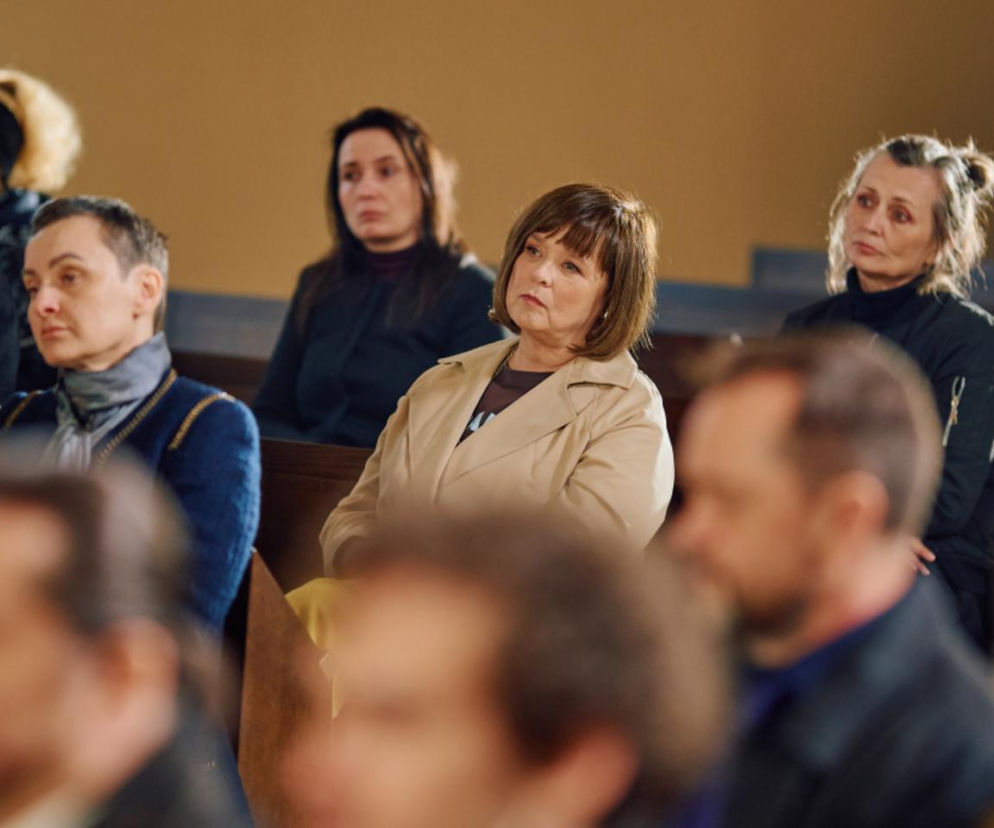 Aktorka Edyta Jungowska siedzi w ławce podczas pogrzebu w serialu Na Wspólnej. O losach jej bohaterki czytaj w serwisie Eska.