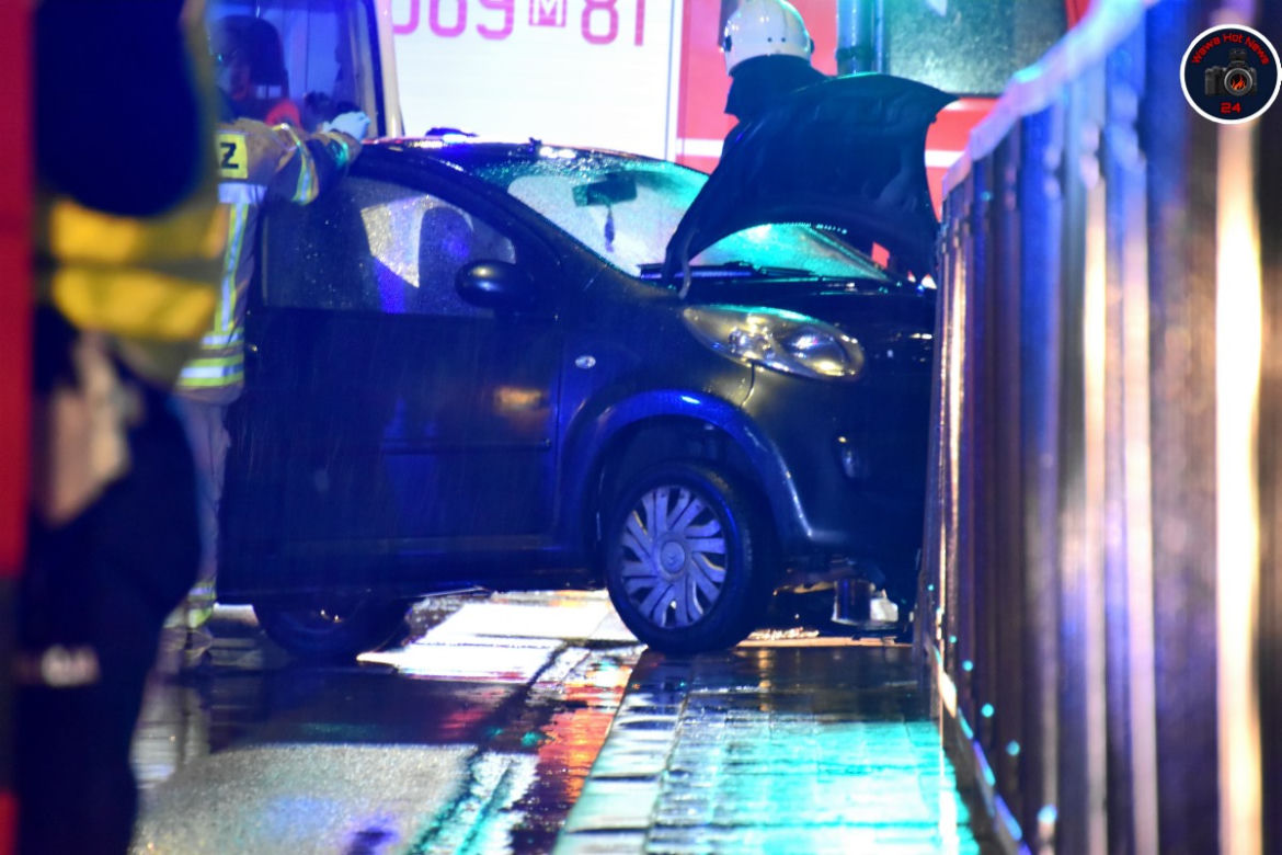 Karetka wioząca ciężarną kobietę roztrzaskana