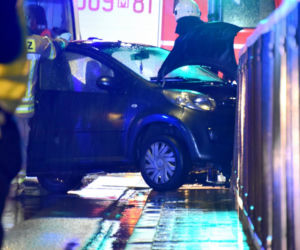 Karetka wioząca ciężarną kobietę roztrzaskana