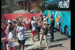 Kibice przywitali polskich piłkarzy w Sopocie. Zróbcie Szwedom polski potop [WIDEO]