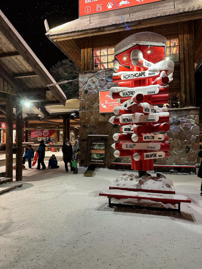 Rovaniemi w Finlandii. Wioska Świętego Mikołaja