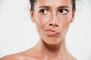 Pękają ci kąciki ust? To nie tylko „zajady”. Organizm wysyła pilny sygnał