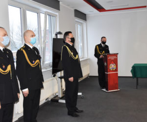 Ślubowanie dwóch nowych funkcjonariuszy w iławskiej komendzie straży pożarnej