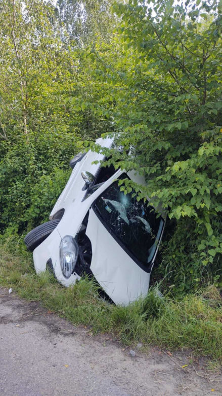 Osobówka z trójką pasażerów nie zmieściła się na wąskiej drodze. Wylądowała w rowie
