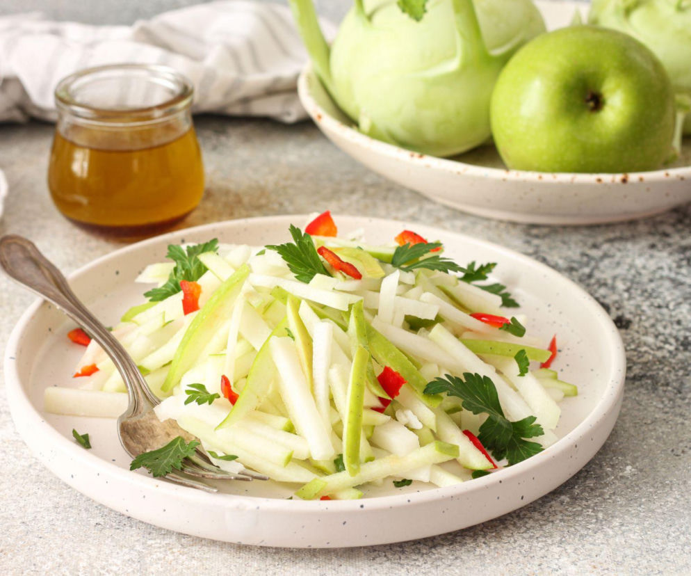 Pamiętasz ten smak ze stołówki na koloniach? Surówka z kalarepy i jabłka to chrupiący hit, który zrobisz w 5 minut