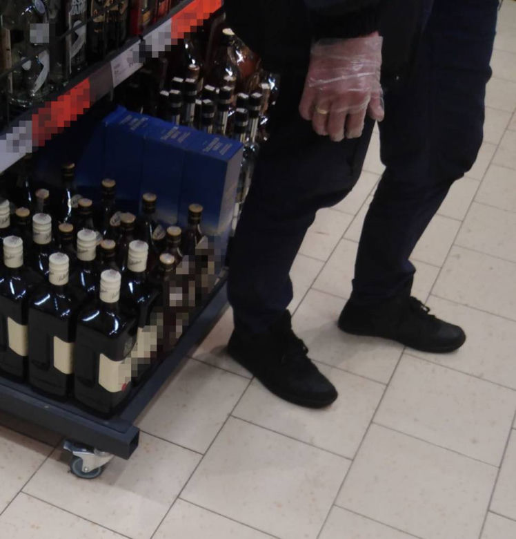 ZAKAZ wychodzenia z domu! Polacy ruszyli do sklepów! [ZDJĘCIA]