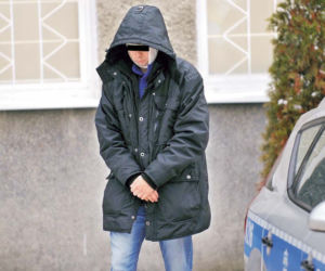 Pijak wypadł z pędzącego samochodu