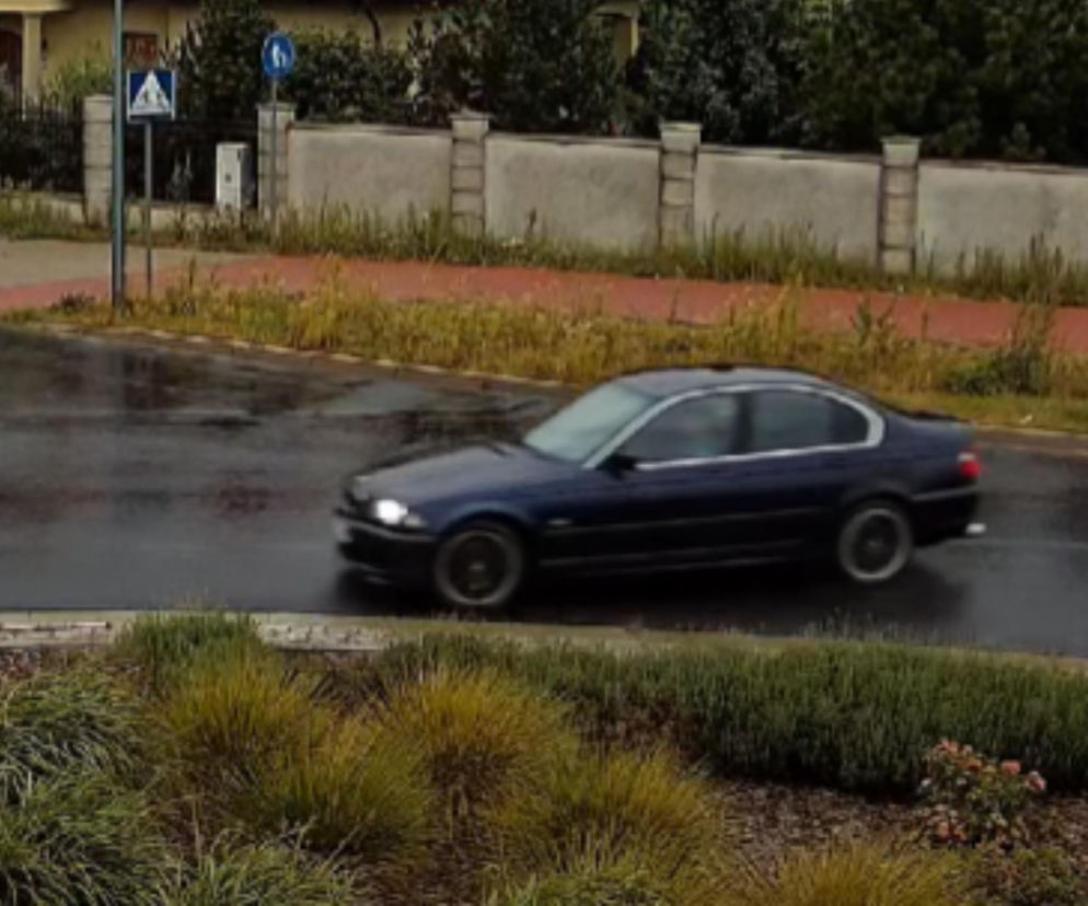 Ciemne auto jadące przez rondo w deszczu. O konsekwencjach driftowania 23-latka przeczytasz na Eska Poznań.