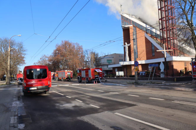 Akcja gaszenia pożaru w kościele NSJ w Lublinie