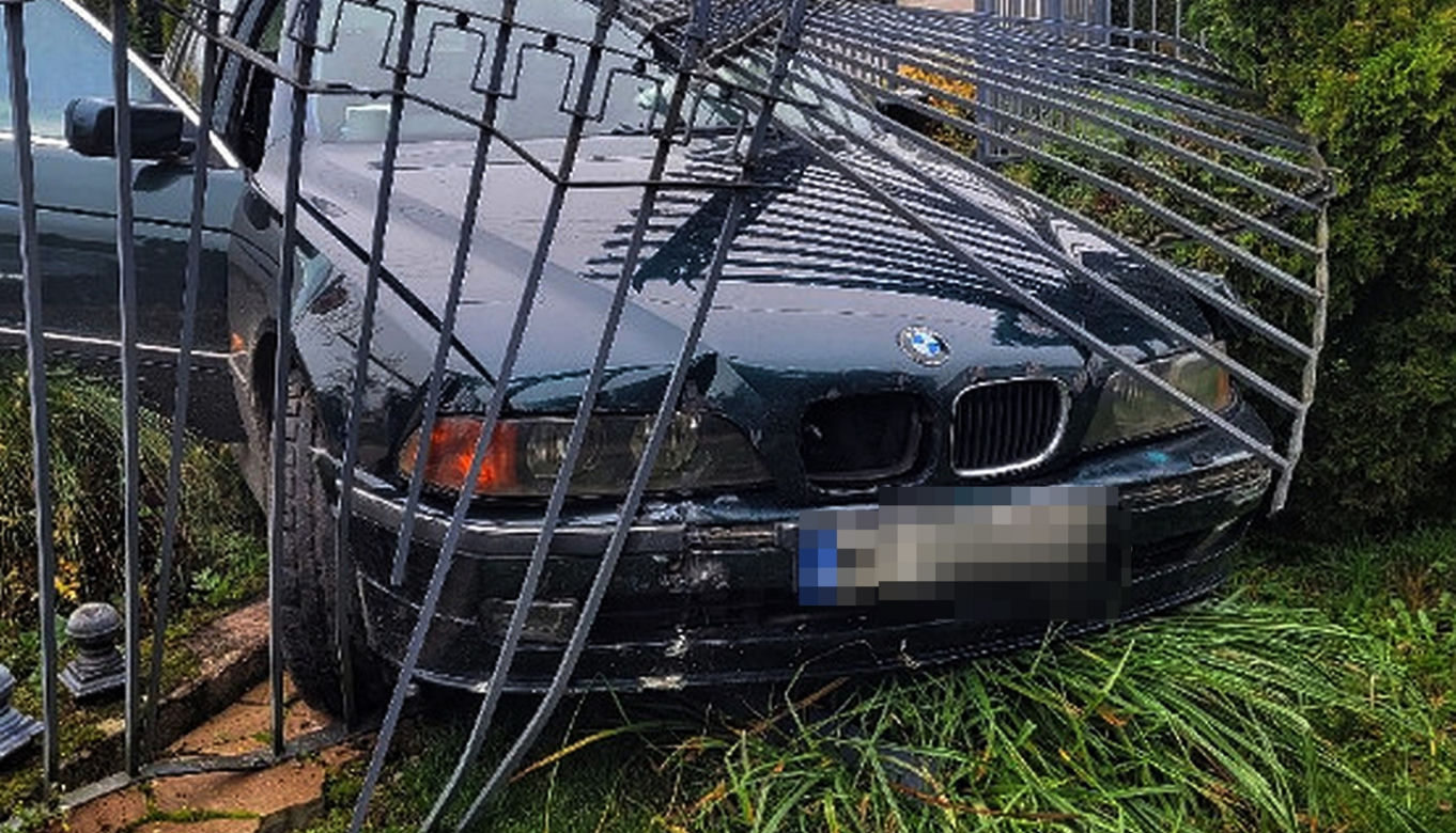 Chciała kupić samochód. Pijana w sztok rozbiła się na płocie w czasie próbnej jazdy
