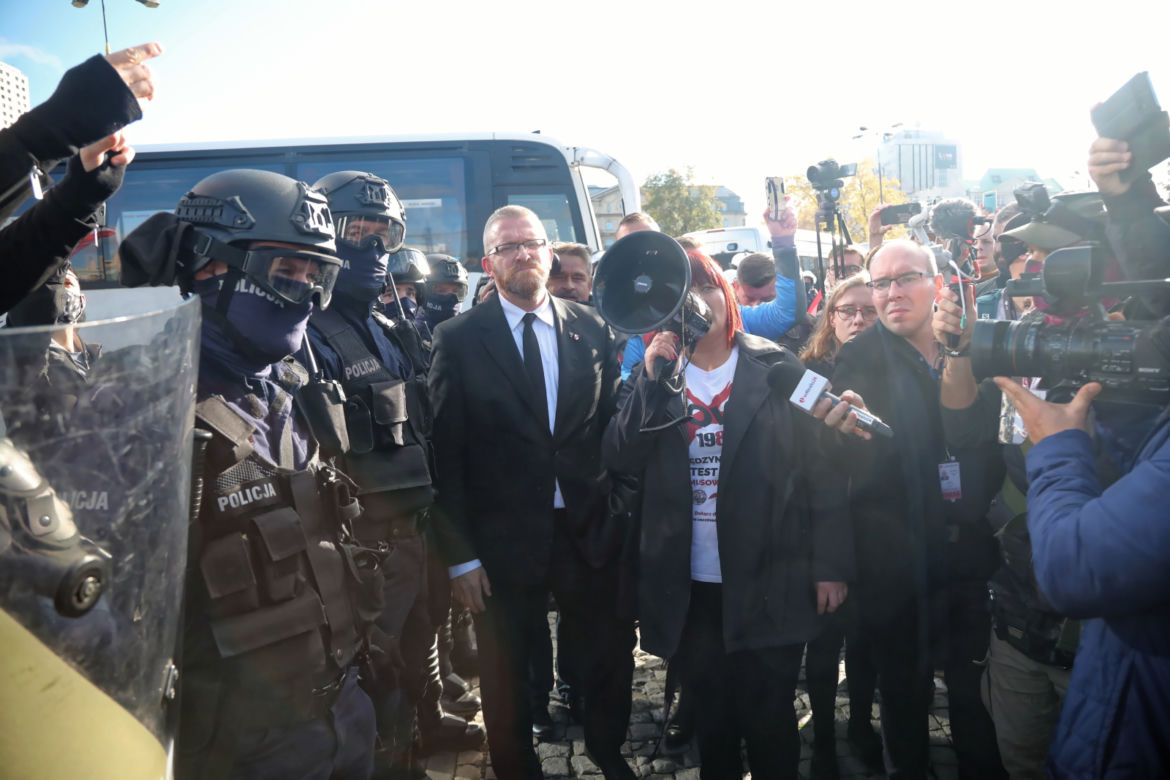 Protest antycovidowców i przedsiębiorców na Placu Defilad