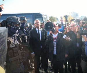 Protest antycovidowców i przedsiębiorców na Placu Defilad