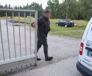 Przez lata znęcał się nad pracownikami. Teraz zamknął się w fabryce