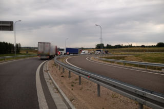 Kierowca litewskiej ciężarówki jechał drogą ekspresową S61 pod prąd. Co się stało?